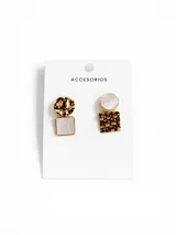 Par de caravanas colgantes con diseño geométrico asimétrico en tonos dorados y beige.