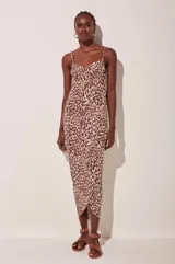 Vestido midi con estampado animal print en tonos marrón y blanco, breteles finos y corte al bies.