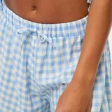 Short de tela ligera con estampado de vichy en color celeste y blanco, con cintura elastizada.