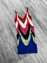 Top con escote en V y breteles finos, confeccionado en crepe.