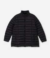 Campera puffer acolchada de corte relajado, con cuello alto, cierre frontal de cremallera y bolsillos laterales. Confeccionada en microfibra de poliamida ultraligera, resistente al agua y respirable.