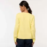 Cárdigan amarillo de punto de canalé con escote en V, cierre frontal con botones y mangas largas.