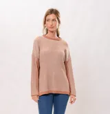 Sweater de punto color salmón con rayas verticales en relieve. Tiene cuello redondo y corte holgado.