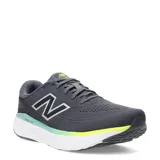 Championes de running New Balance modelo Evoz con tecnología Fresh Foam en la entresuela. Presentan un diseño en color gris oscuro con detalles en verde neón y turquesa, con el logo característico en los laterales.