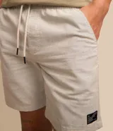 Bermuda de tejido plano texturizado color marrón, con bolsillos laterales, cintura elástica y cordón de ajuste.