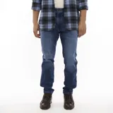 Pantalón jean Wrangler modelo River de corte recto, color azul medio, con bolsillos delanteros y traseros.