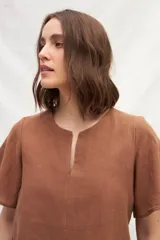 Blusa blanca de lino con escote en V y mangas cortas amplias.