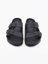 Sandalias negras con doble tira y hebillas ajustables.