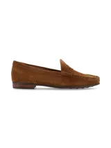 Mocasín de cuero tipo gamuza color marrón cognac, con diseño clásico, costuras visibles y detalle de antifaz en el empeine.