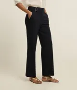 Pantalón recto de punto roma con estampa de raya de tiza, cintura alta con hebillas laterales.