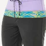 Bermuda de baño negra con cintura lila y banda horizontal con diseño geométrico en amarillo y celeste.