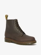 Borcego Dr. Martens 1460 de 8 ojales, color marrón oscuro, confeccionado en cuero Crazy Horse con aspecto desgastado. Presenta cordones marrones, ojales dorados, tirador de talón amarillo y costura amarilla distintiva en la suela con cámara de aire.