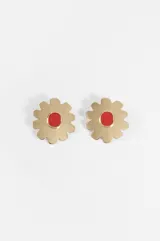 Aros caravanas con diseño de flor metálica dorada y centro ovalado de color rojo.