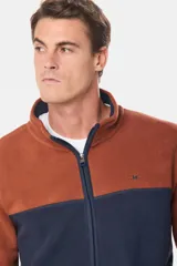 Campera de micro polar bondeado con diseño bicolor, combinando paneles en color terracota y azul marino. Presenta cuello alto, cierre frontal completo y bolsillos laterales con cierre.