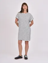 Vestido corto de manga corta, color blanco con rayas horizontales negras, cuello redondo y corte holgado.