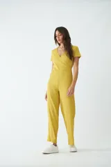 Monoprenda larga de textura acanalada, color mostaza, con escote en V cruzado y mangas cortas.