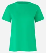 Remera básica de manga corta y cuello redondo, confeccionada en algodón de color celeste.