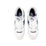 Championes de caña alta New Balance 650, color blanco con detalles en azul marino y gris.
