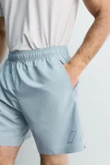 Pantalones deportivos cortos de Zara Athleticz, confeccionados en tejido técnico ligero y elástico. Presentan cintura elástica ajustable con cordón interior, bolsillos frontales, bajo con perforaciones decorativas y aberturas laterales, con detalle de logo estampado en la pierna.