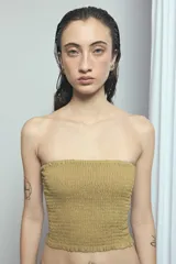 Top bandeau de viscosa con diseño elastizado tipo nido de abeja y acabado con pequeños volados en el borde superior e inferior.