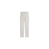 Pantalón chino Stone Island modelo Ghost de corte regular fit, color gris claro, con cierre frontal de botón y cremallera, trabillas para cinturón y detalle de parche distintivo en el lateral.