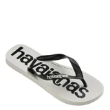 Chinelas Havaianas modelo Top Logomania, con base blanca y estampado de la marca en negro. Presenta tiras negras con el logo de la marca en relieve.