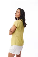 Blusa color amarillo claro con escote en V y mangas cortas.