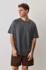 Remera marrón de manga corta, con cuello redondo y diseño holgado.