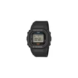 Reloj digital Casio G-Shock con caja cuadrada de resina negra y correa de resina a juego. Presenta una pantalla digital con funciones de hora, cronómetro, alarma y calendario, con resistencia al agua de 200 metros y diseño resistente a impactos.