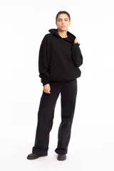 Canguro negro con capucha, de corte holgado y diseño minimalista. Presenta un estampado gráfico lineal en color blanco en la parte posterior que forma la palabra 'all'.