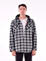 Campera tipo camisa de franela a cuadros blancos y negros, con capucha gris y forro de piel sintética color crema.
