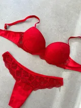 Conjunto de lencería compuesto por un corpiño taza soft con detalles de encaje y una bombacha tipo less con encaje a juego.