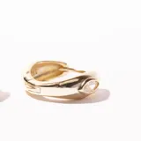 Aros tipo argolla gruesa, color dorado, con cierre a presión.