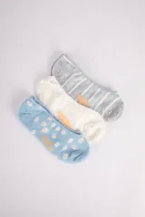 Pack de tres pares de medias tipo soquete con diferentes estampados: a rayas grises y celestes, blancas con textura y celestes con margaritas.
