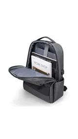Mochila urbana de diseño minimalista en color gris, con compartimento acolchado para notebook, espalda ergonómica y faja posterior para sujeción en valijas.