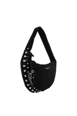 Cartera tipo hobo de gamuza color bordó, con diseño de media luna, decorada con tachas metálicas plateadas en los bordes y un dije colgante en forma de corazón con tachas. Cuenta con cierre superior y logo de la marca grabado en el frente.