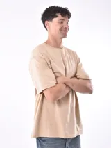 Remera de corte oversized en color beige, con cuello redondo y mangas cortas de estilo relajado.