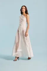 Body de mujer color blanco con diseño de un solo hombro y drapeado en el torso, de silueta ceñida.