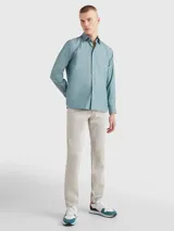 Camisa de vestir celeste de corte slim fit, con cuello italiano y cierre frontal con botones.