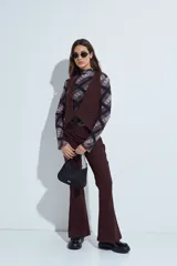 Chaleco sastrero color bordó con escote en V y cierre frontal con botones. Presenta un diseño entallado y estructura clásica.