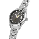 Reloj analógico Maserati modelo Successo con caja y brazalete de acero inoxidable. Presenta una esfera gris con efecto cepillado, índices plateados, ventana de fecha y segundero en color naranja.