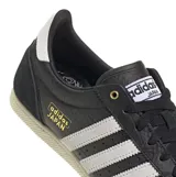 Championes Adidas Japan W color negro con las tres tiras blancas características, detalles en gamuza en la puntera y talón, y suela de goma texturizada.
