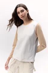 Remera de algodón de mangas largas, con cuerpo blanco, mangas color beige y laterales color gris.