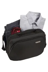 Bolso de viaje tipo maletín de cabina Thule, color negro, con compartimento acolchado para laptop, panel organizador frontal con sistema PowerPocket y bolsillo con bloqueo RFID. Incluye asas superiores y correa de hombro desmontable.