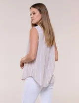 Musculosa de lino a rayas, con cuello con solapa, escote en V, cierre frontal con botones y un bolsillo aplicado en el pecho.