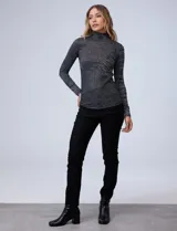Buzo de tejido elastizado melange, con cuello alto y mangas largas. Marca Tahari.