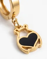 Caravanas tipo argolla con dije colgante en forma de oso con corazón negro central, confeccionadas en acero dorado.