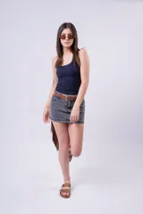 Musculosa blanca acanalada, de corte ajustado y escote redondo.