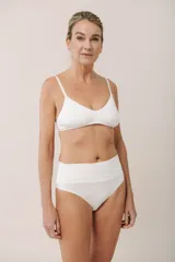 Culotte color gris melange, de algodón suave con faja en la cintura y calce delicado.