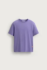 Camiseta regular fit de algodón con textura flamé, cuello redondo y manga corta, en color lila con efecto lavado y pequeña etiqueta estampada en el borde inferior.